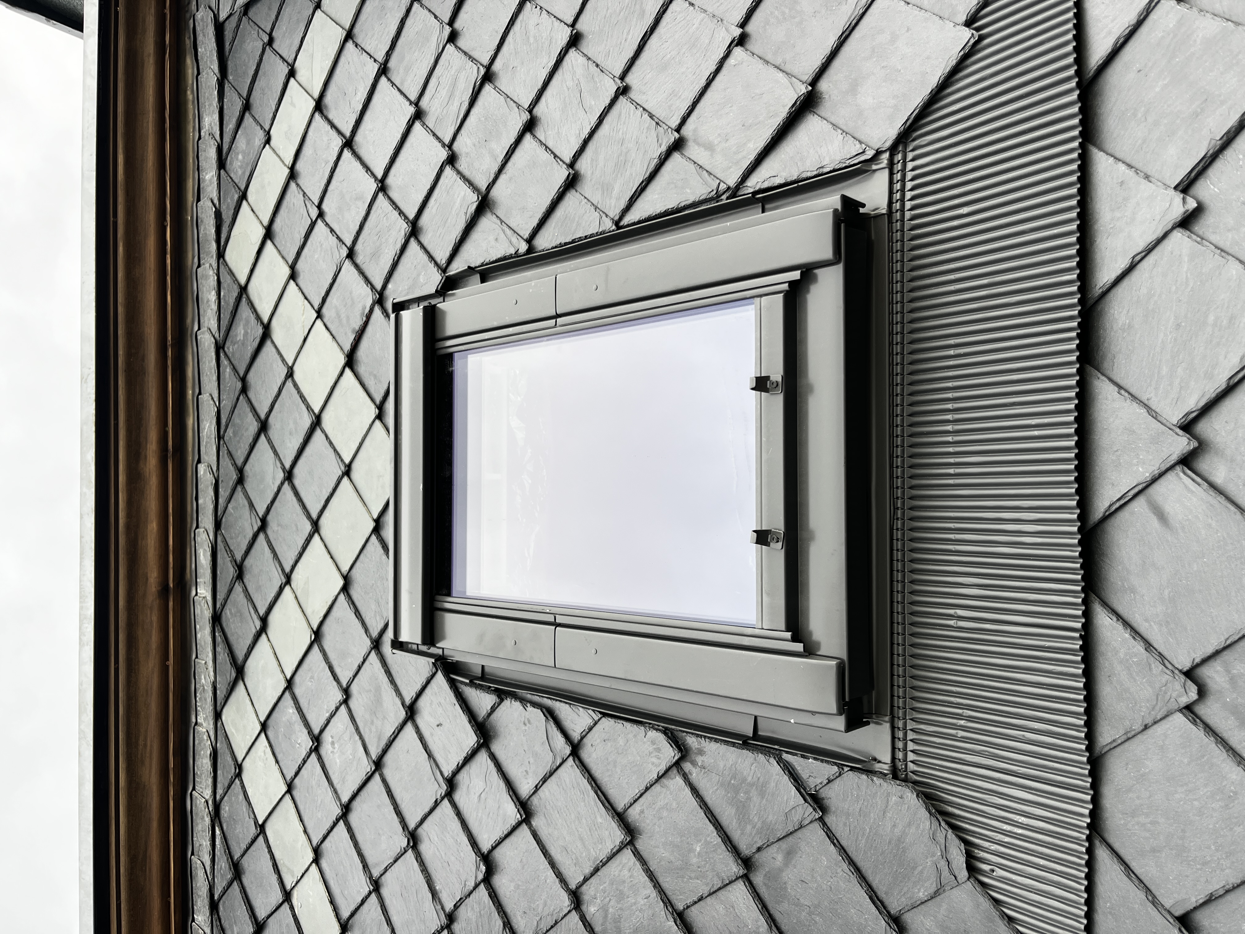 Fachgerecht eingebautes VELUX-Dachfenster im Dach