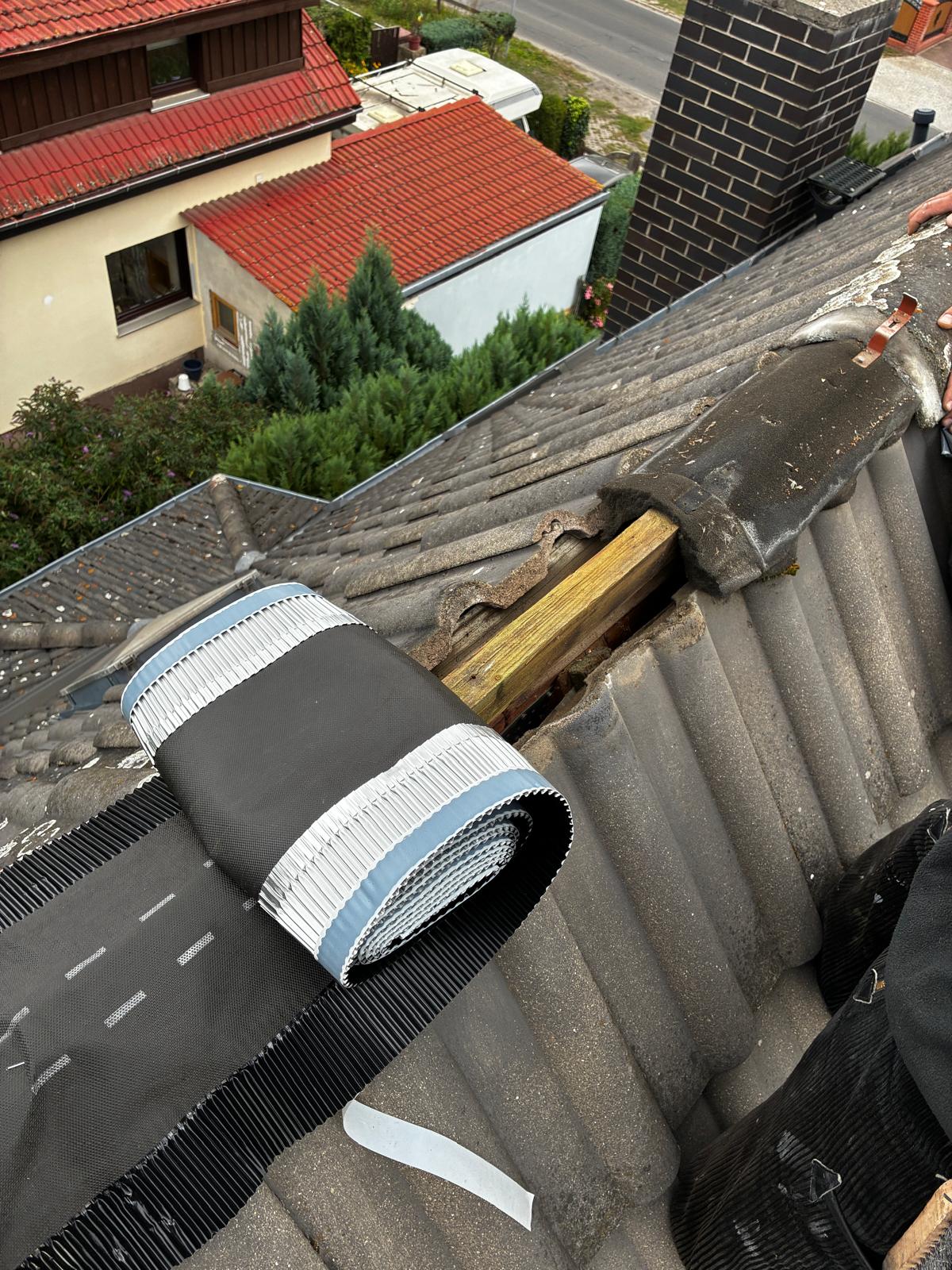 Firstband und Firstlatte bei der Firstsanierung an einem Ziegeldach