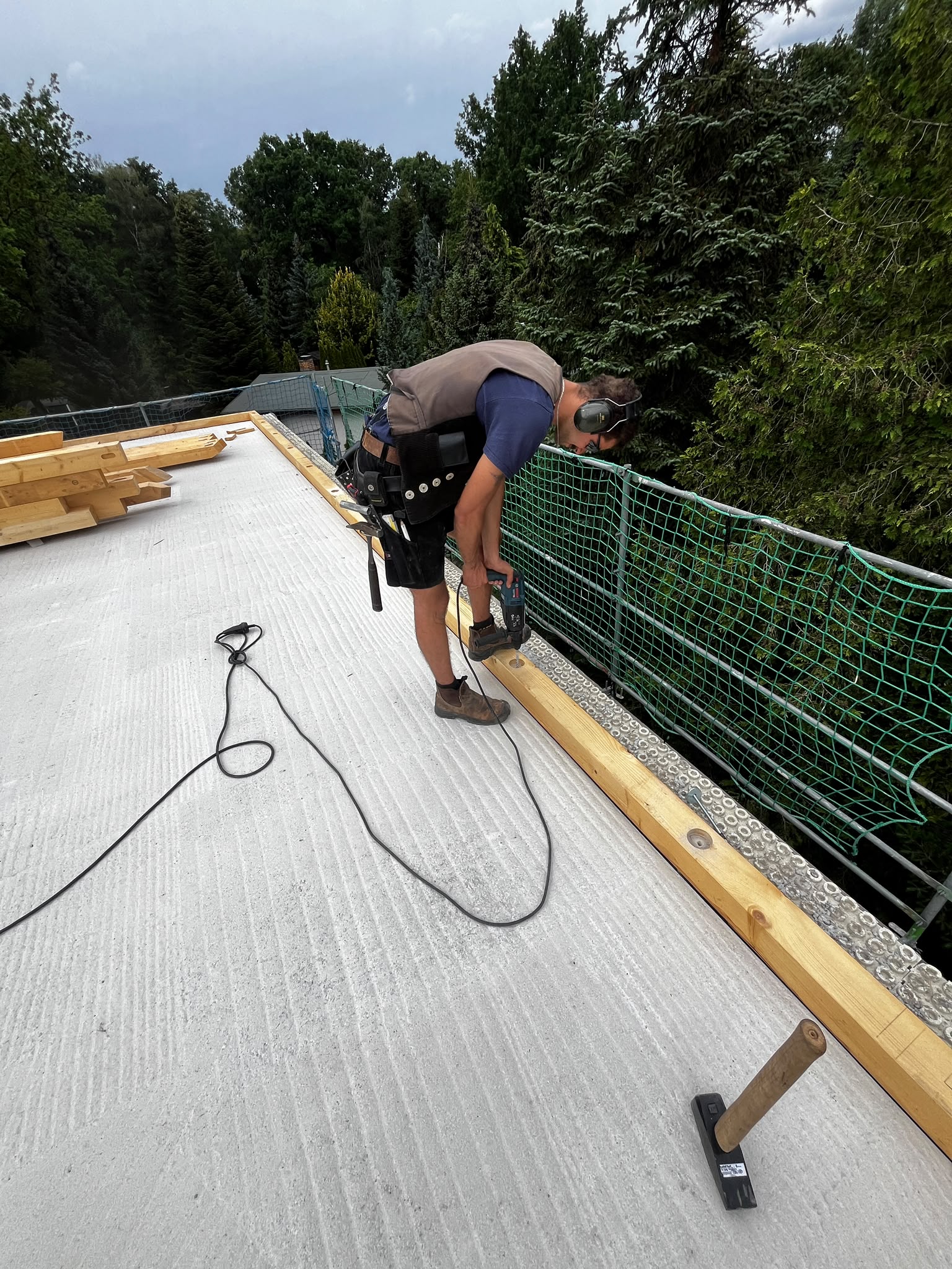 Zimmerer von Vera Construction bei Holzbauarbeiten auf einer Geschossdecke