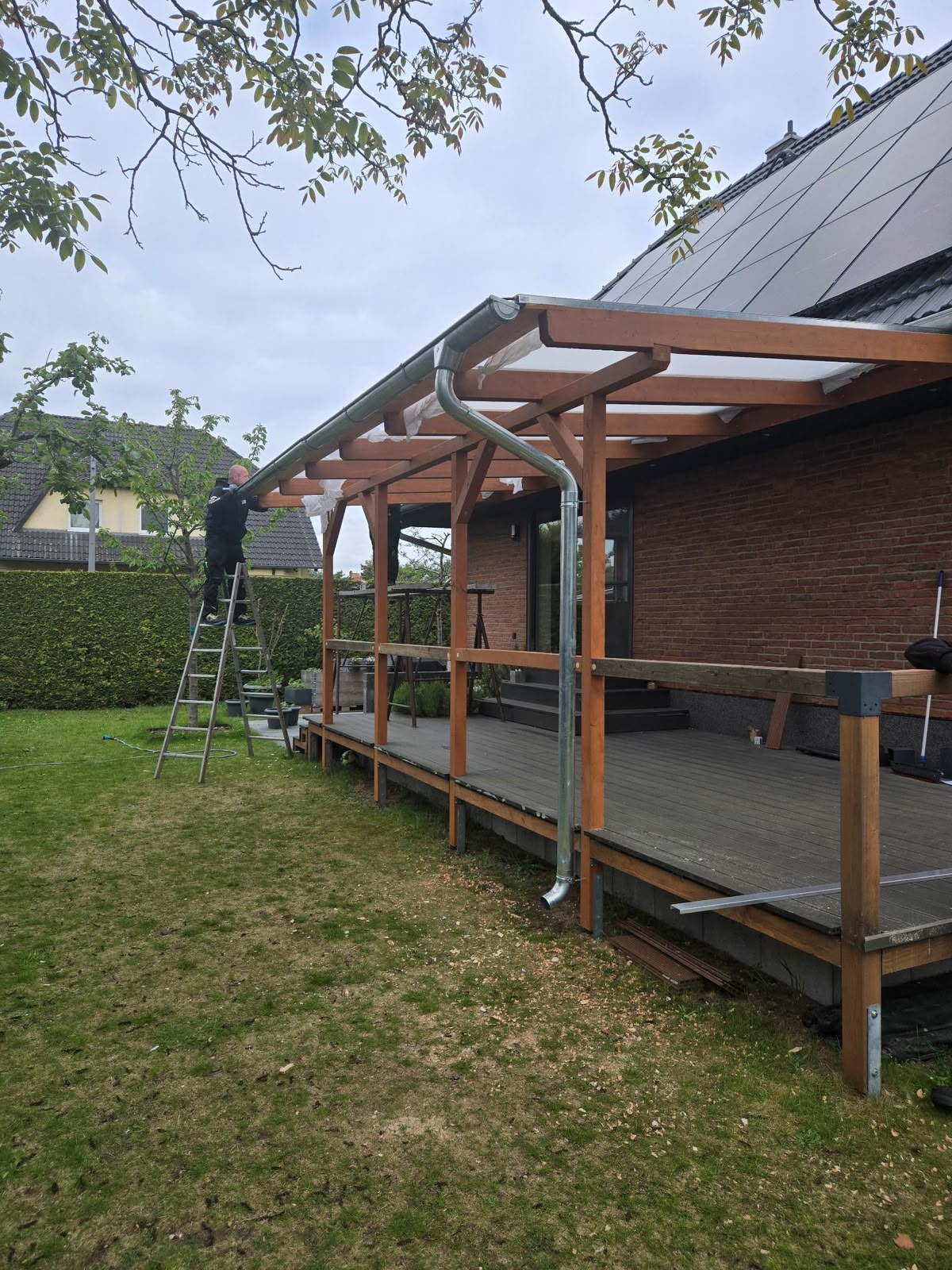 Holz-Terrassenüberdachung an einem Wohnhaus