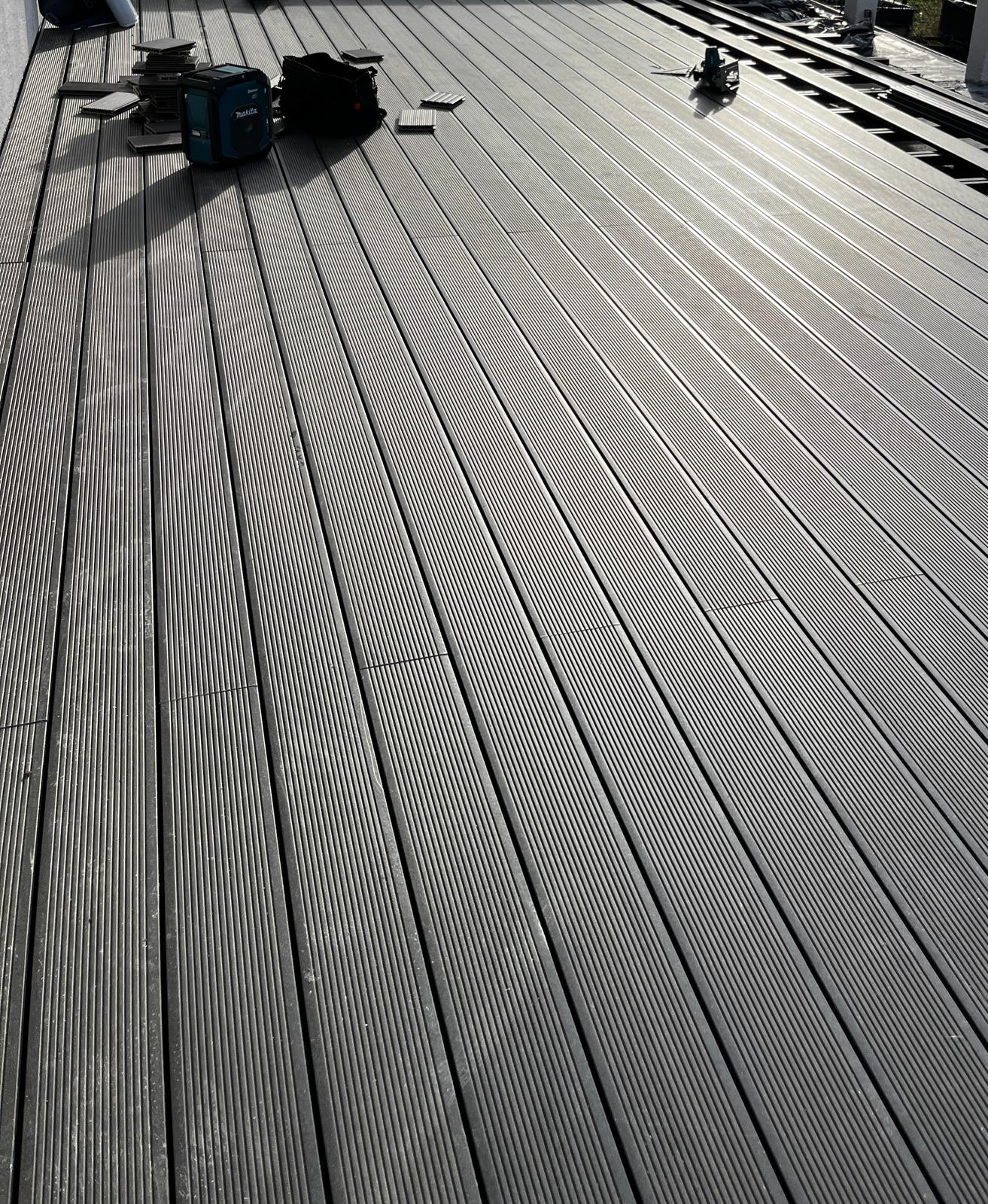 Neu verlegte WPC-Terrassendielen auf einer fertiggestellten Terrasse