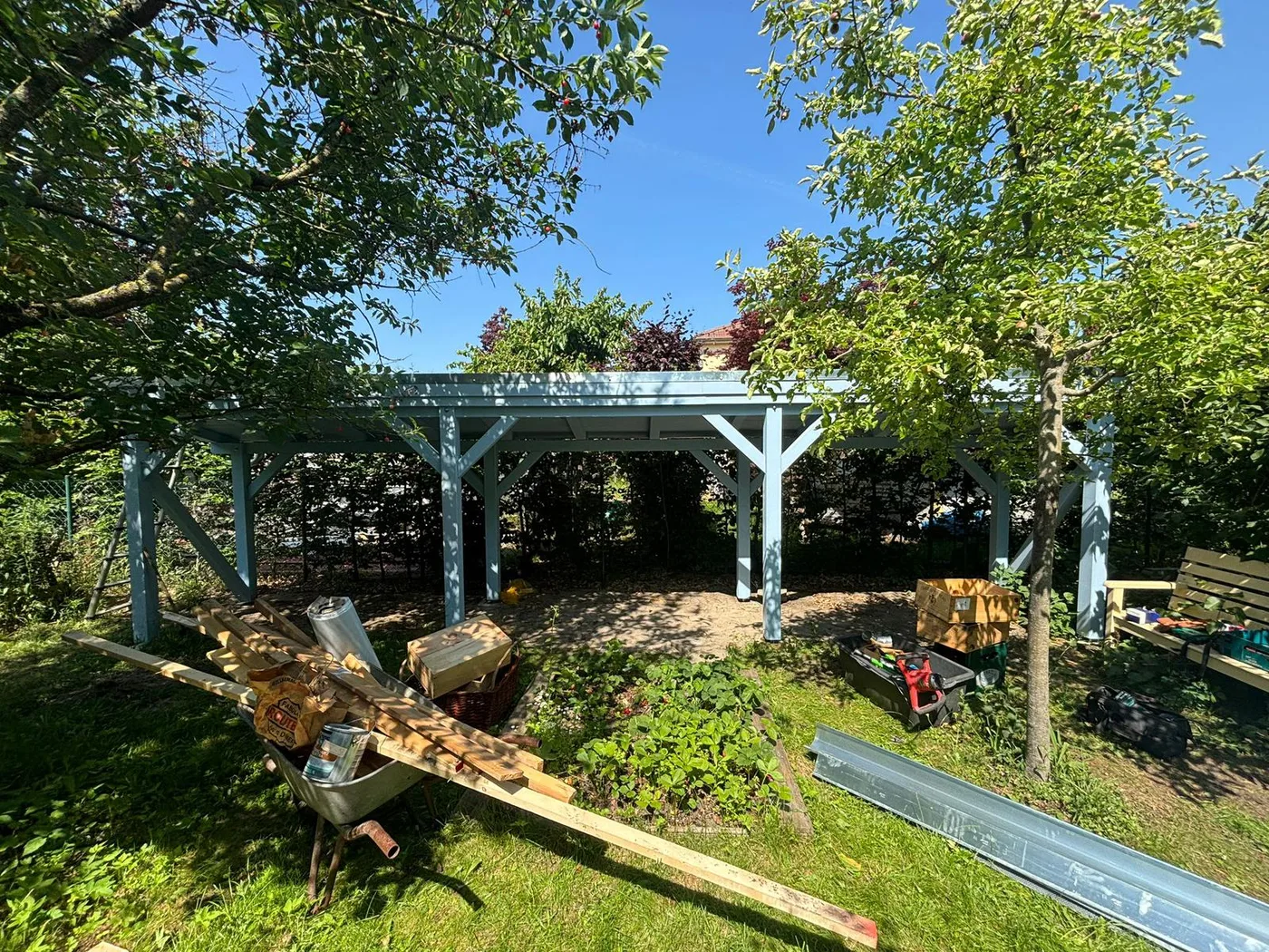 Carport aus Holz neben einem Einfamilienhaus